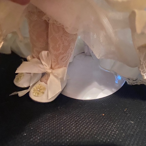 Exquisite Porcelain 27" American Classics Handcrafted Judy Dianna Victorian Doll - Picture 7 of 8